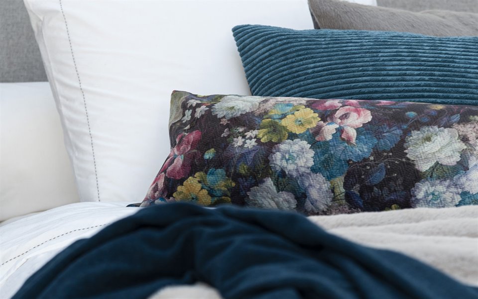 MrsMe cushion Tableau TurquoisePink embossed velvet detail 2 1200x1200